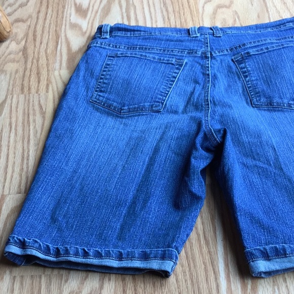 Jean Bermuda’s - Picture 3 of 3